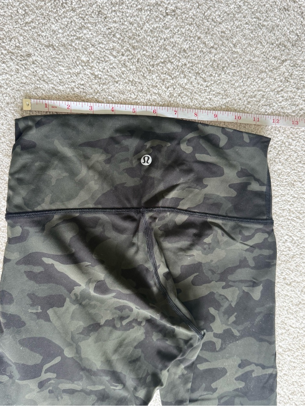 Lululemon crop leggings camo Size 6 MSRP $98